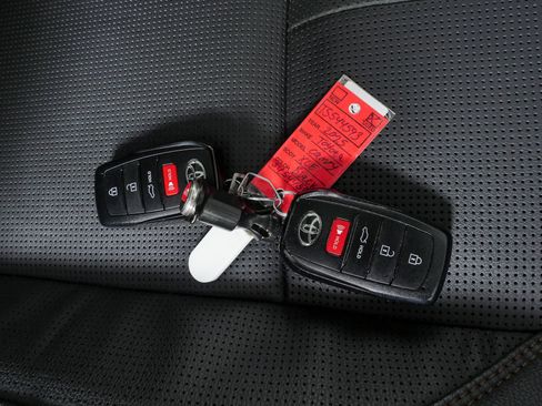 Used 2025 Toyota Camry XLE w/ Premium Plus Package FWD image 24