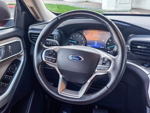 Used 2022 Ford Explorer XLT image 18