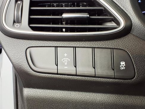 Used 2018 Hyundai Elantra GT FWD image 16