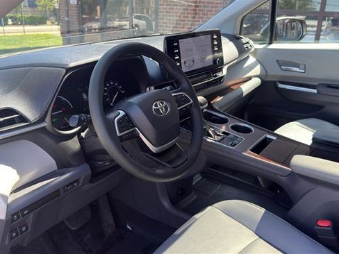 Used 2021 Toyota Sienna XLE AWD/4WD image 29
