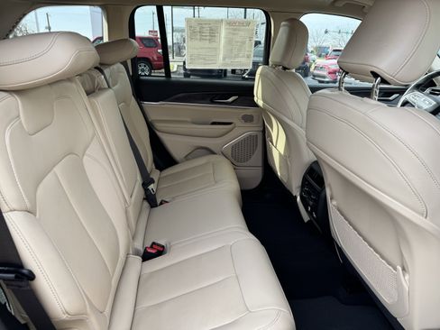 Used 2022 Jeep Grand Cherokee Limited image 38