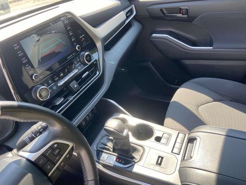 Used 2022 Toyota Highlander LE FWD image 27