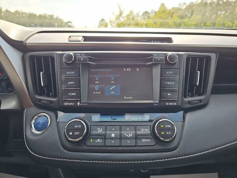 Used 2018 Toyota RAV4 XLE AWD/4WD image 21