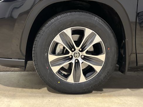 Used 2023 Toyota Highlander XLE image 12