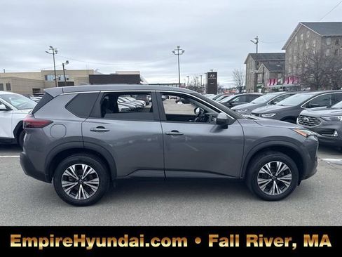Used 2022 Nissan Rogue SV image 3