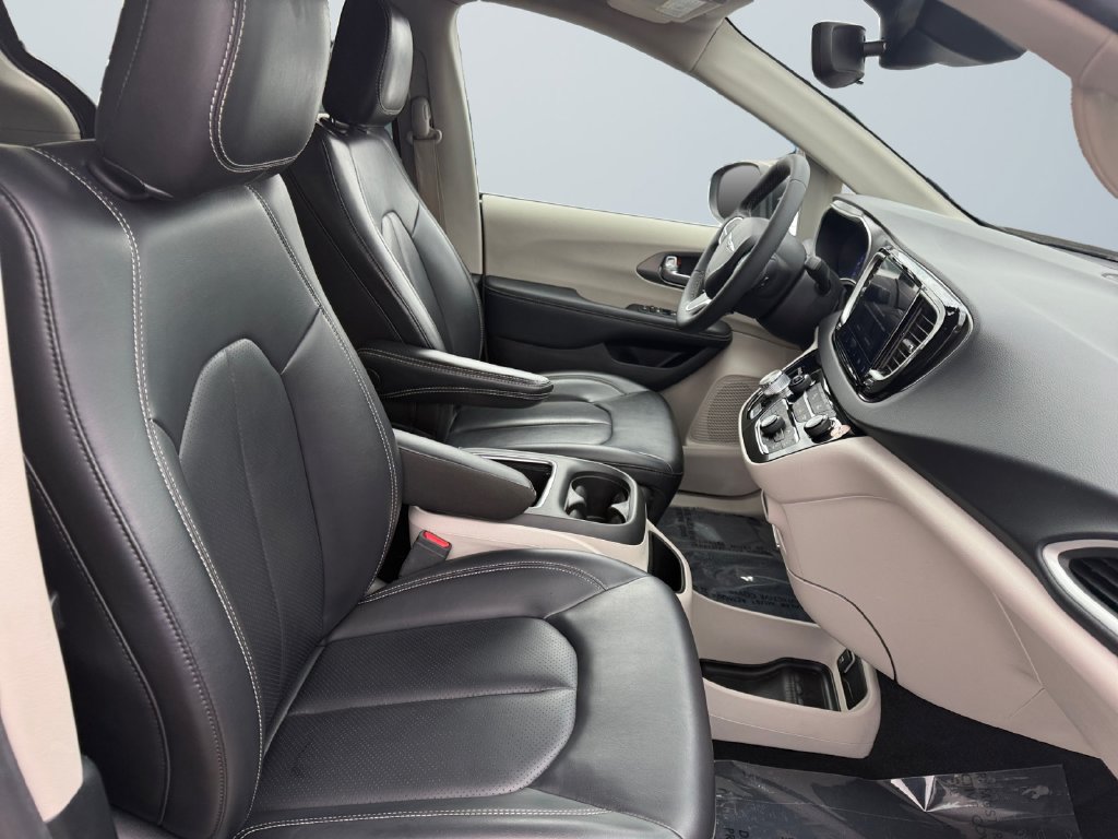 Used 2023 Chrysler Pacifica Touring-L FWD image 15