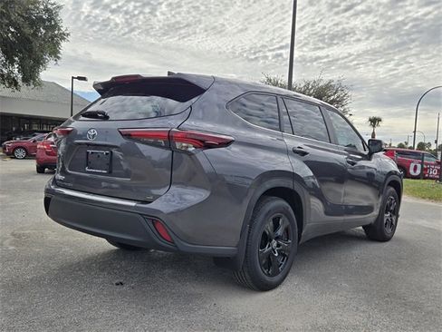 Used 2024 Toyota Highlander LE image 4