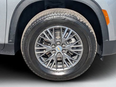 Used 2025 Chevrolet Traverse LT image 9