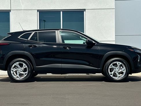 New 2026 Chevrolet Trax LS w/ LS Convenience Package FWD image 3