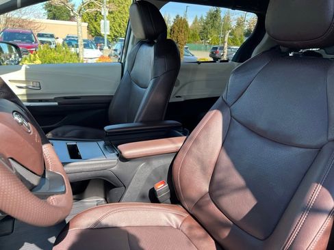 Certified 2024 Toyota Sienna Platinum image 13