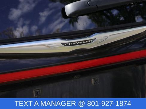 Used 2023 Chrysler Pacifica Touring-L image 7