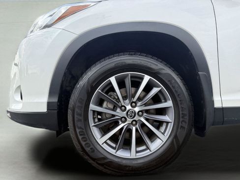 Used 2019 Toyota Highlander XLE AWD/4WD image 32