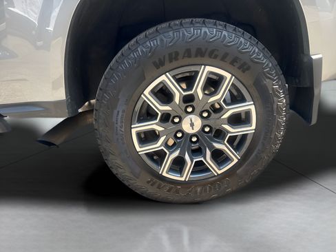 Used 2024 Chevrolet Colorado Z71 w/ Safety Package AWD/4WD image 11
