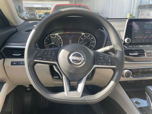 Used 2025 Nissan Altima 2.5 SV image 25