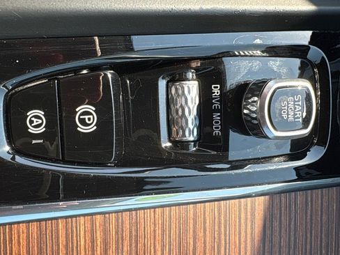 Used 2021 Volvo XC60 T6 Momentum image 22