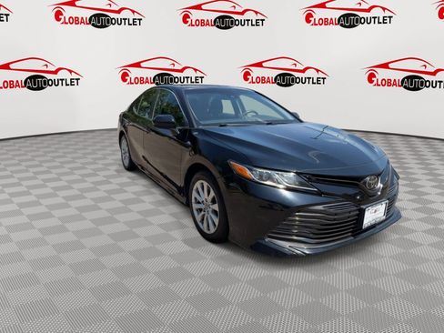 Used 2018 Toyota Camry LE FWD image 2