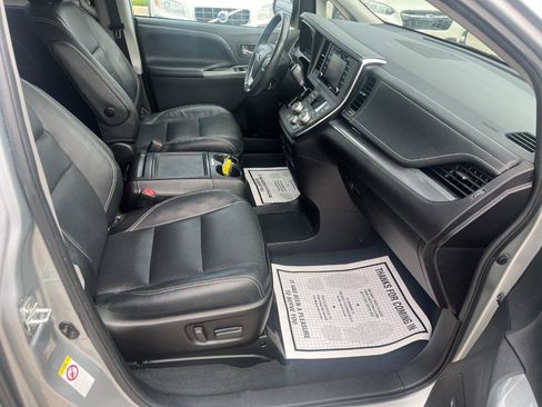 Used 2019 Toyota Sienna SE w/ SE Preferred Package FWD image 24