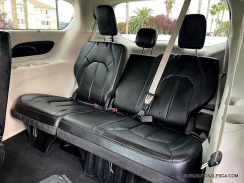 Used 2021 Chrysler Pacifica Touring-L image 42