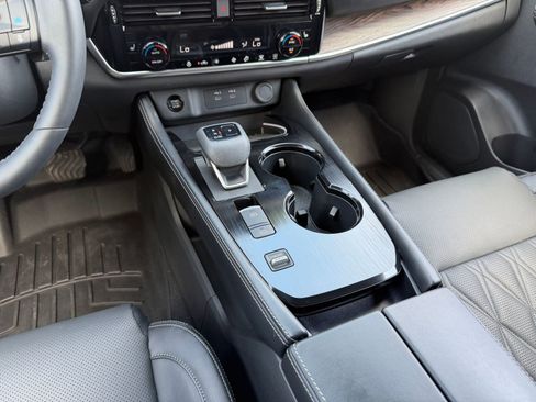 Certified 2025 Nissan Rogue Platinum FWD image 31