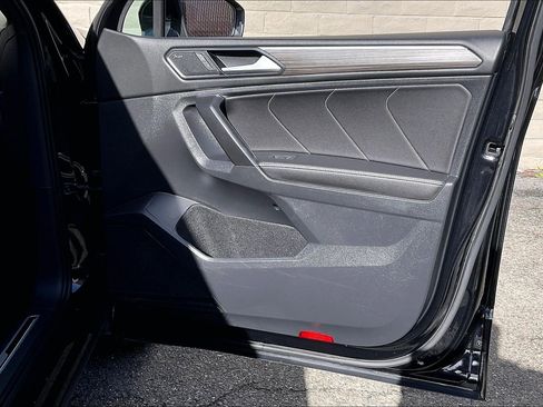 Certified 2022 Volkswagen Tiguan SEL R-Line image 23