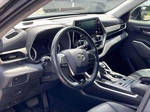 Used 2020 Toyota Highlander XLE AWD/4WD image 8