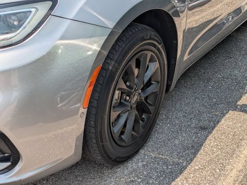 Used 2021 Chrysler Pacifica Touring-L w/ Premium & Safety Sphere Group FWD image 5