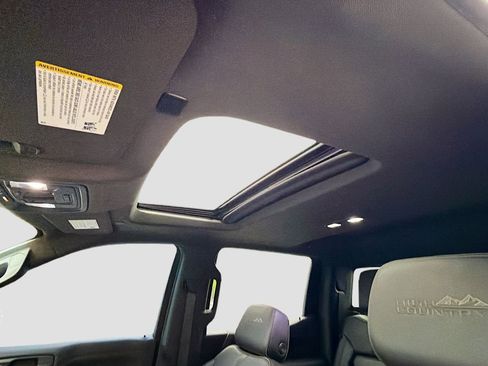 Used 2019 Chevrolet Silverado 1500 High Country w/ Technology Package AWD/4WD image 26