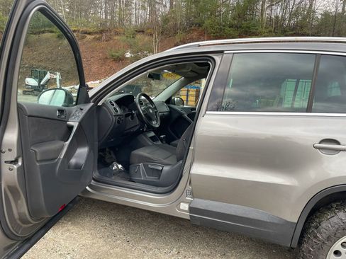 Used 2009 Volkswagen Tiguan SE image 4