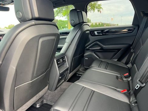 Used 2021 Porsche Cayenne AWD/4WD image 32