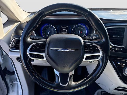 Used 2019 Chrysler Pacifica Touring-L image 12