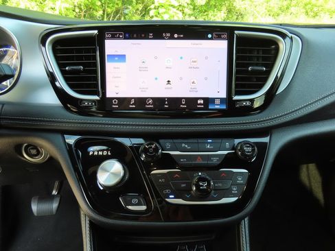 Certified 2025 Chrysler Pacifica Limited FWD image 19