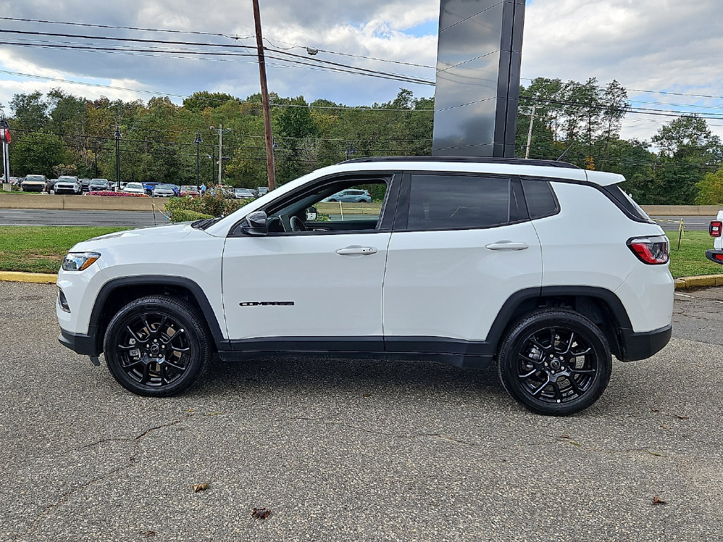Used 2025 Jeep Compass Latitude w/ Convenience Group AWD/4WD image 4