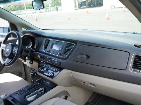 Used 2016 Kia Sedona LX w/ Option Group 020 FWD image 21