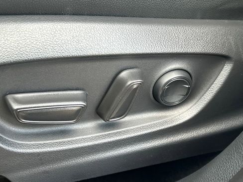 Used 2025 Toyota Corolla Cross XLE image 8