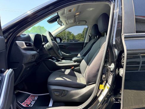 Used 2023 Toyota Highlander L FWD image 18