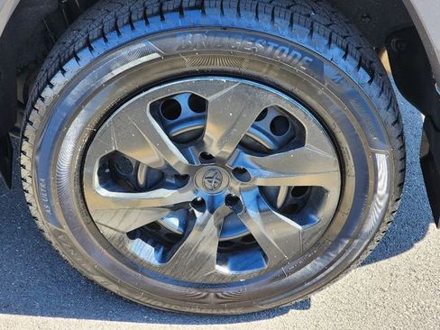 Used 2022 Toyota RAV4 LE image 12