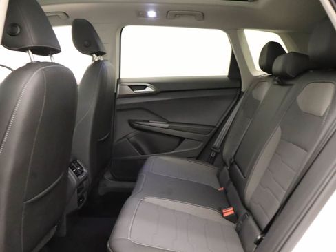 Certified 2025 Volkswagen Taos SE FWD image 18