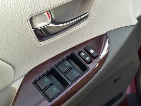 Used 2014 Toyota Sienna XLE image 11