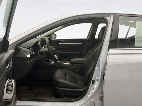 Used 2025 Nissan Altima 2.5 SR w/ SR Premium Package image 8