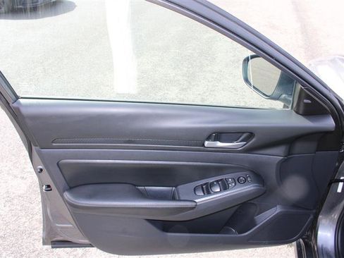 Used 2024 Nissan Altima 2.5 SV image 10