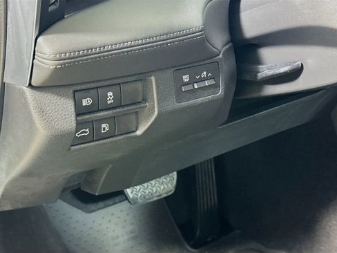 Used 2019 Toyota Avalon XLE w/ Moonroof Package image 10