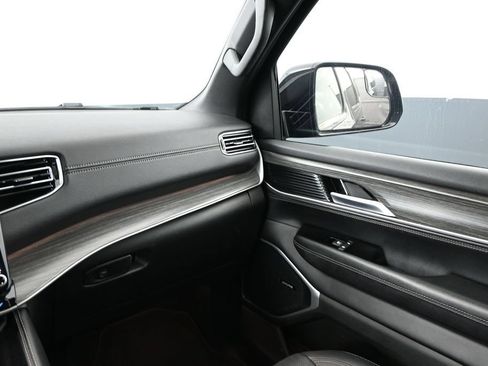Used 2024 Jeep Wagoneer Series III AWD/4WD image 13