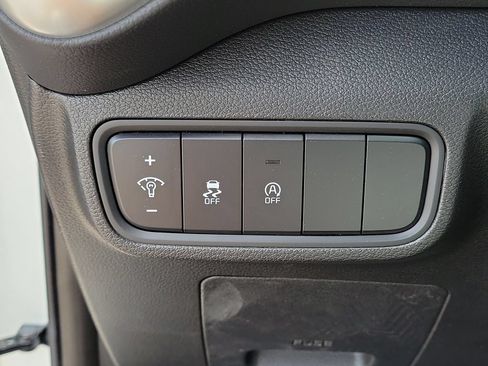 Used 2025 Kia Soul LX w/ LX Technology Package FWD image 30