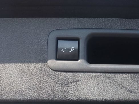 Used 2020 Toyota Highlander XLE AWD/4WD image 7