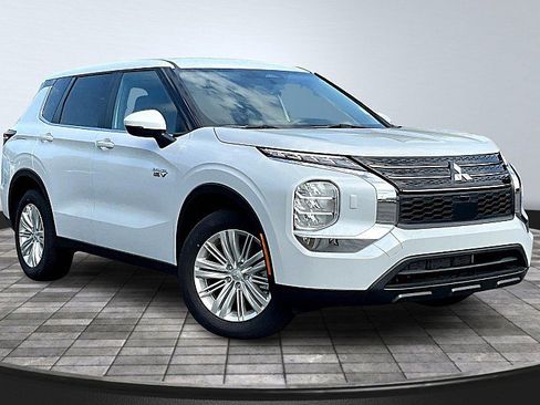 Used 2024 Mitsubishi Outlander ES AWD/4WD image 2