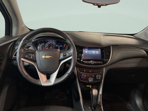 Used 2021 Chevrolet Trax LT w/ LT Convenience Package image 17