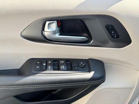 Used 2024 Chrysler Pacifica Touring-L FWD image 20