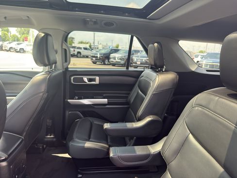 Used 2022 Ford Explorer XLT w/ Equipment Group 202A AWD/4WD image 34