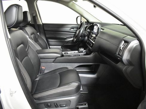 Certified 2024 Nissan Pathfinder SL image 37