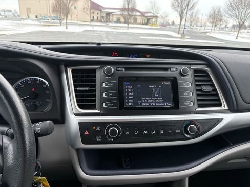 Used 2017 Toyota Highlander LE image 22